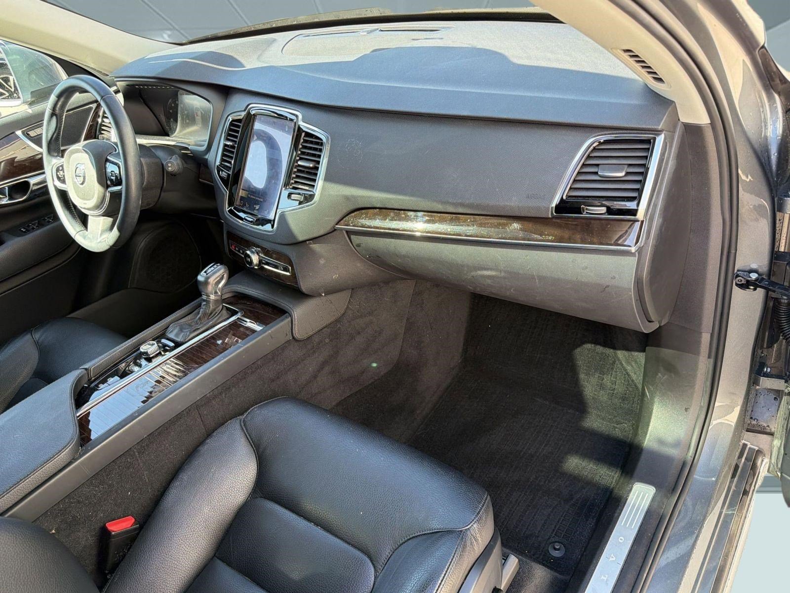 Used 2016 Volvo XC90 T6 Momentum w/ Momentum Plus Package image 29