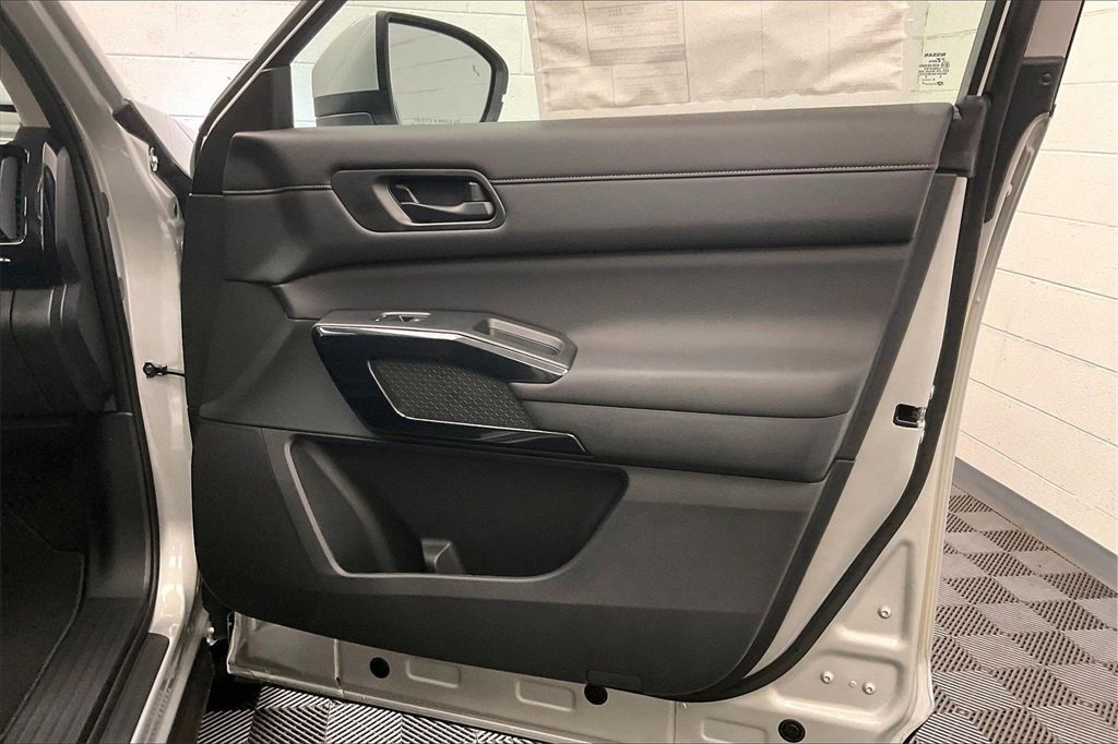Certified 2025 Nissan Pathfinder SV image 24
