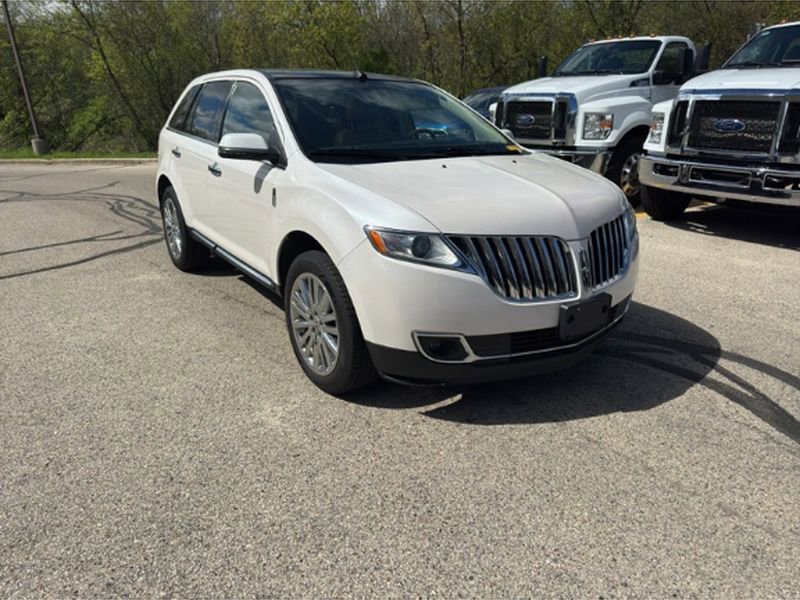 Used 2013 Lincoln MKX FWD image 3