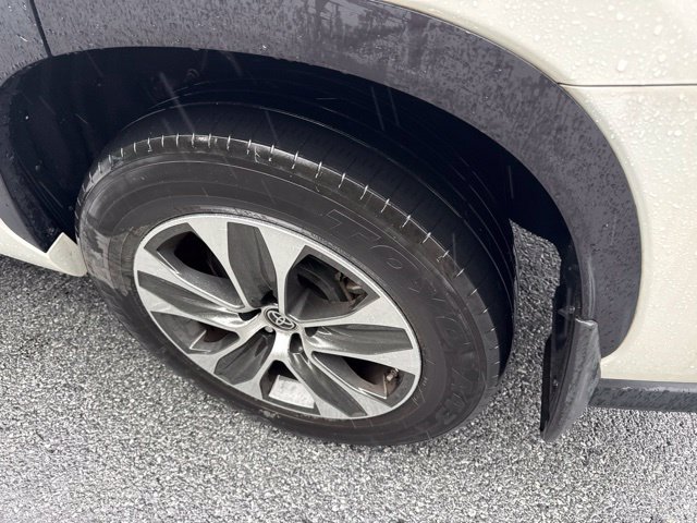 Used 2021 Toyota Highlander XLE AWD/4WD image 16