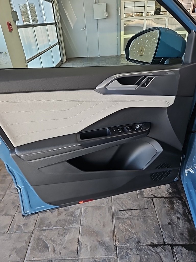 Used 2025 Volkswagen Taos SEL image 25