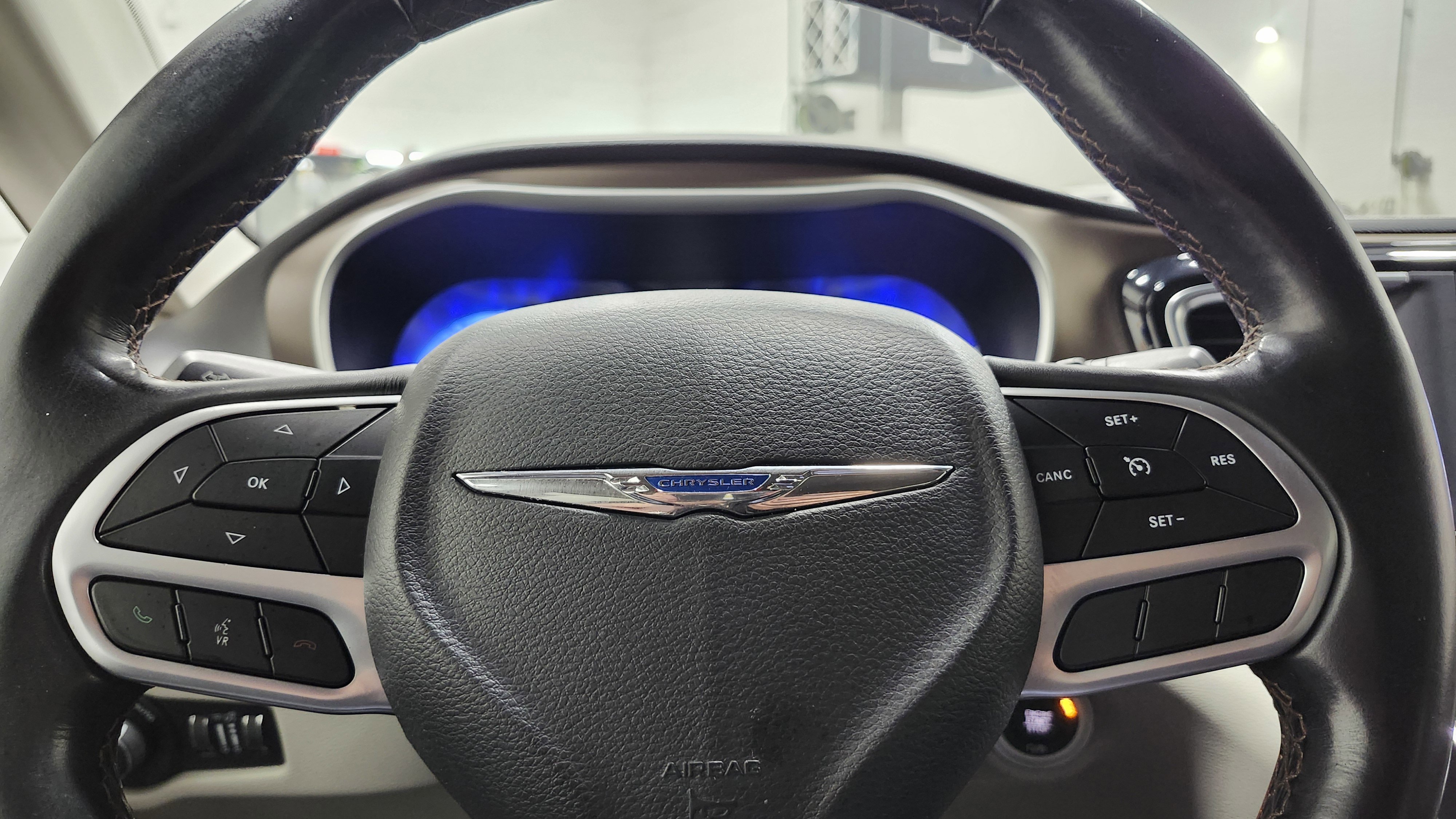 Used 2018 Chrysler Pacifica Touring-L image 24