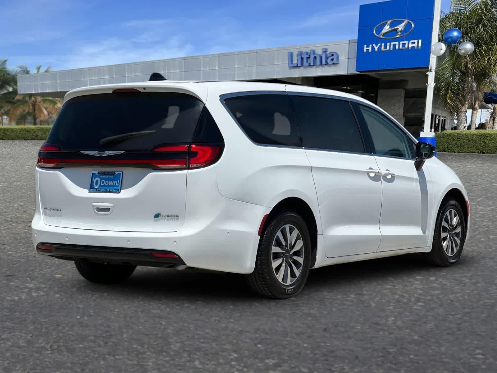 Used 2024 Chrysler Pacifica Limited FWD video 3