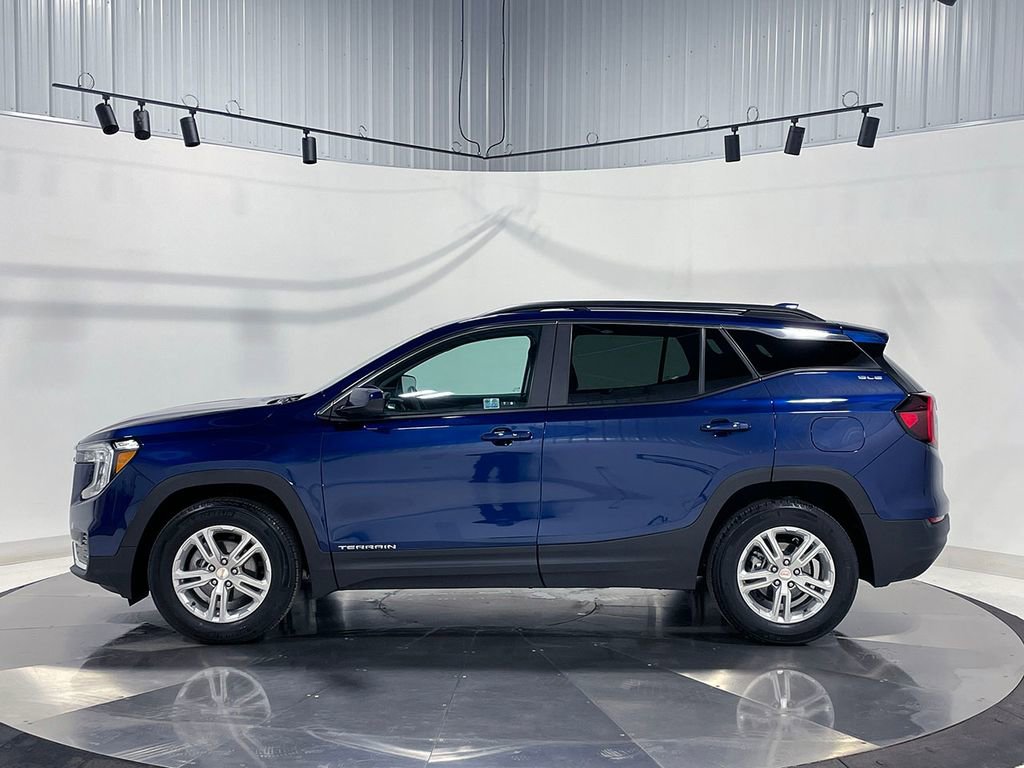 Used 2023 GMC Terrain SLE w/ Driver Convenience Package image 16