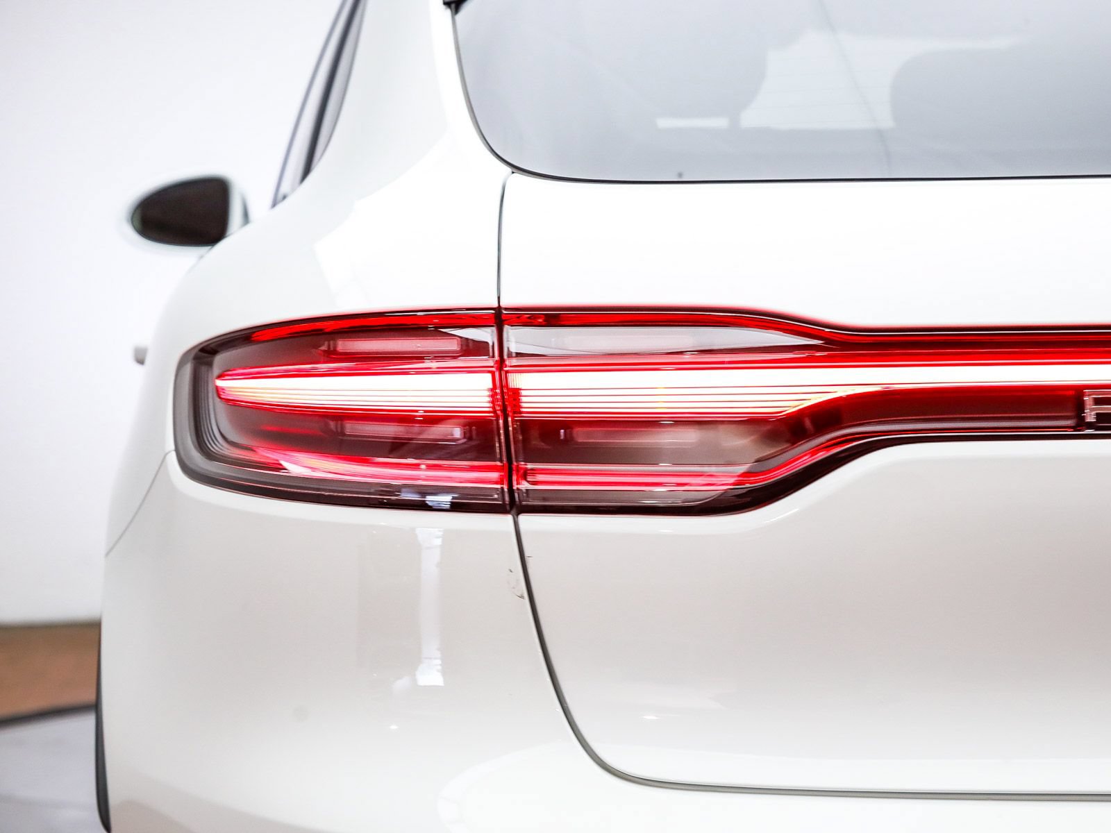 Certified 2026 Porsche Macan AWD/4WD image 8