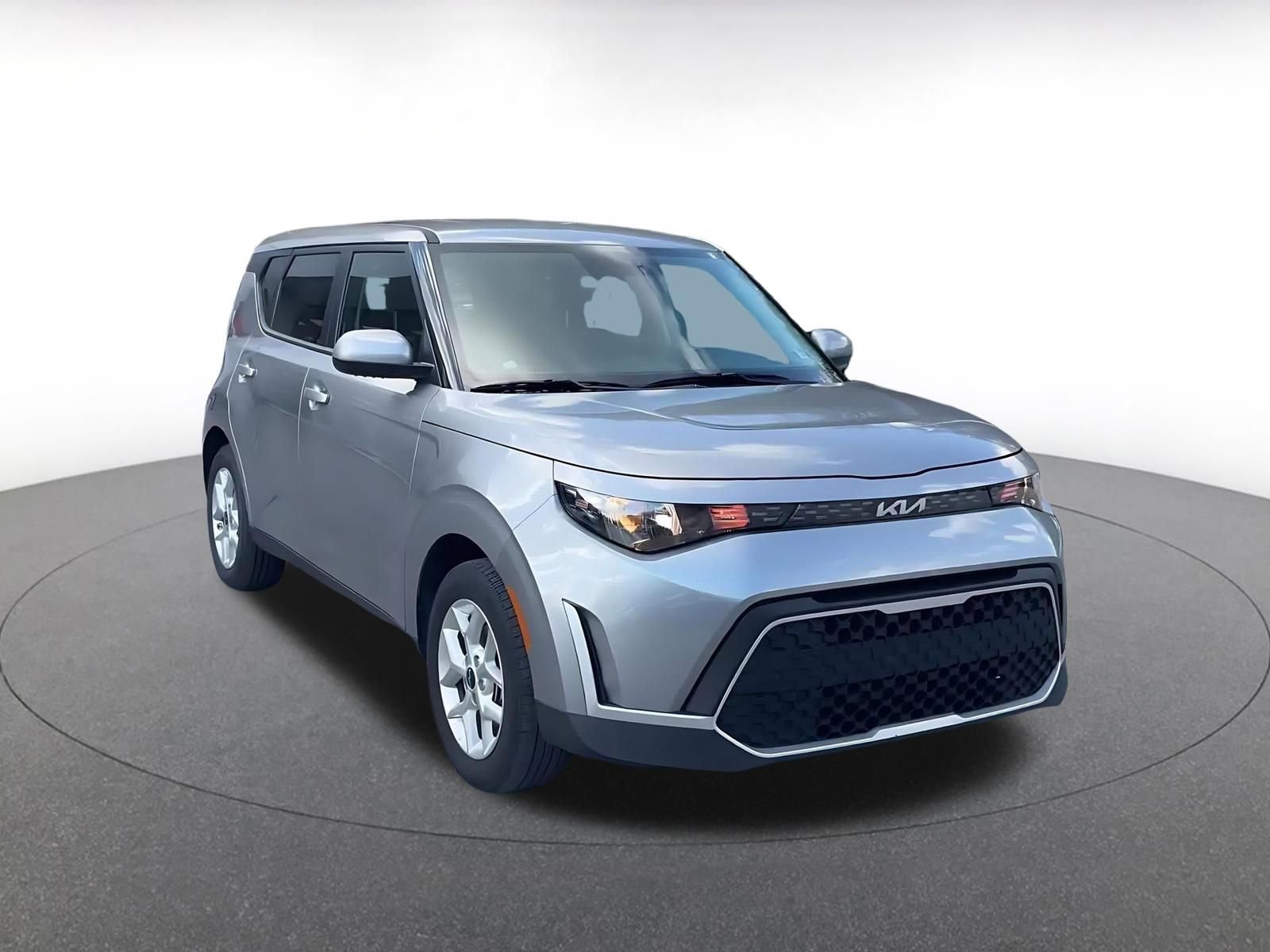Used 2025 Kia Soul LX w/ LX Technology Package FWD image 3
