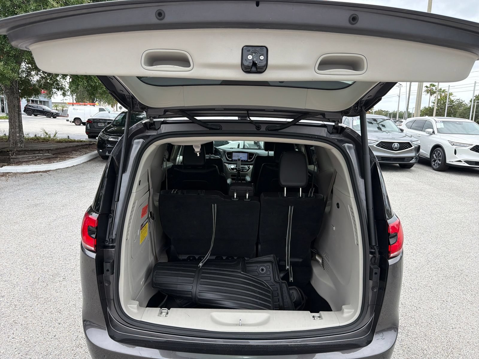Used 2023 Chrysler Pacifica Touring-L FWD image 34