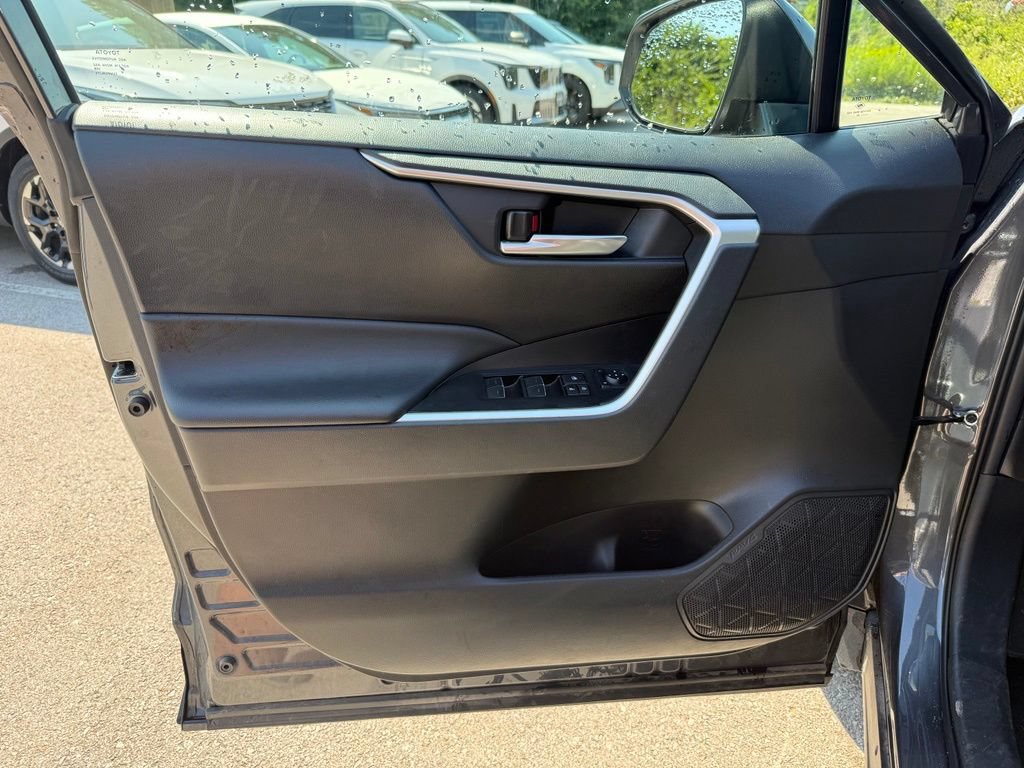 Used 2025 Toyota RAV4 XLE AWD/4WD image 6
