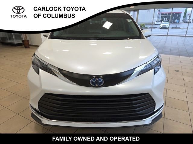 Used 2024 Toyota Sienna XLE FWD image 4