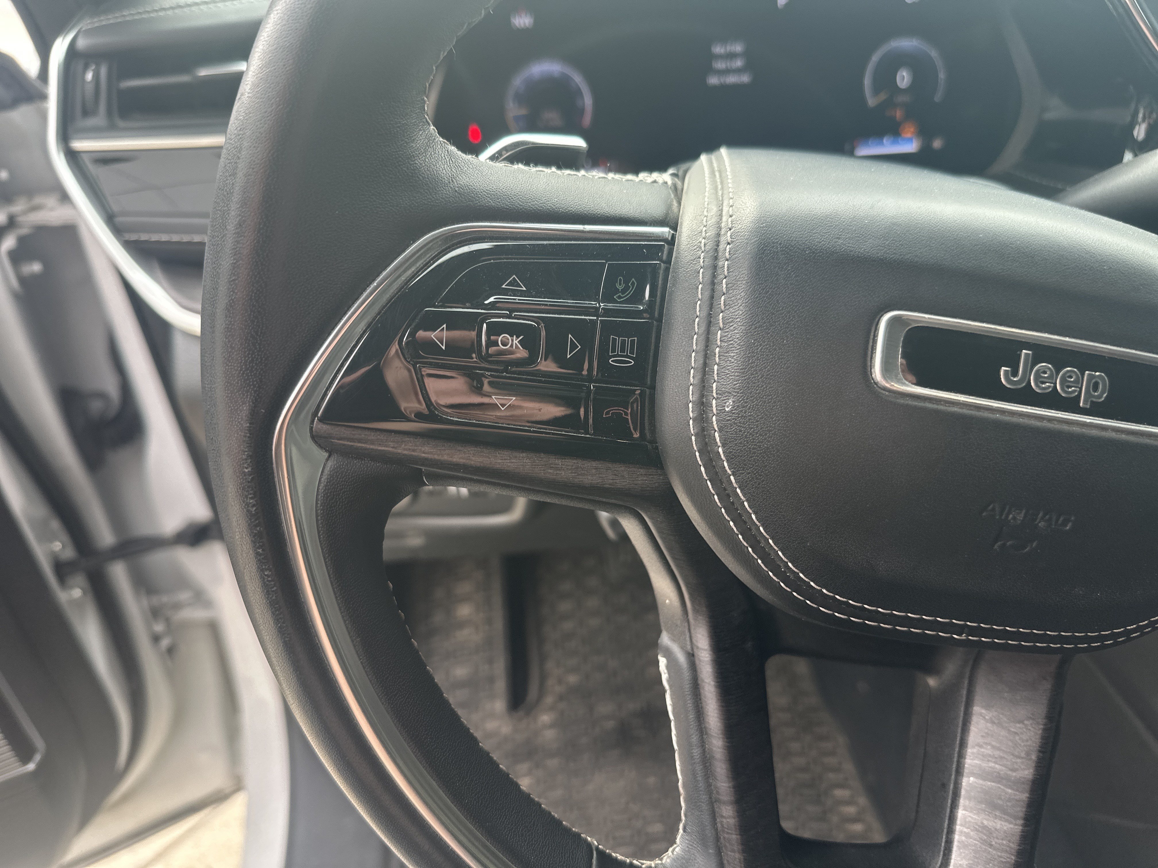 Used 2022 Jeep Grand Cherokee Overland w/ Luxury Tech Group IV AWD/4WD image 18
