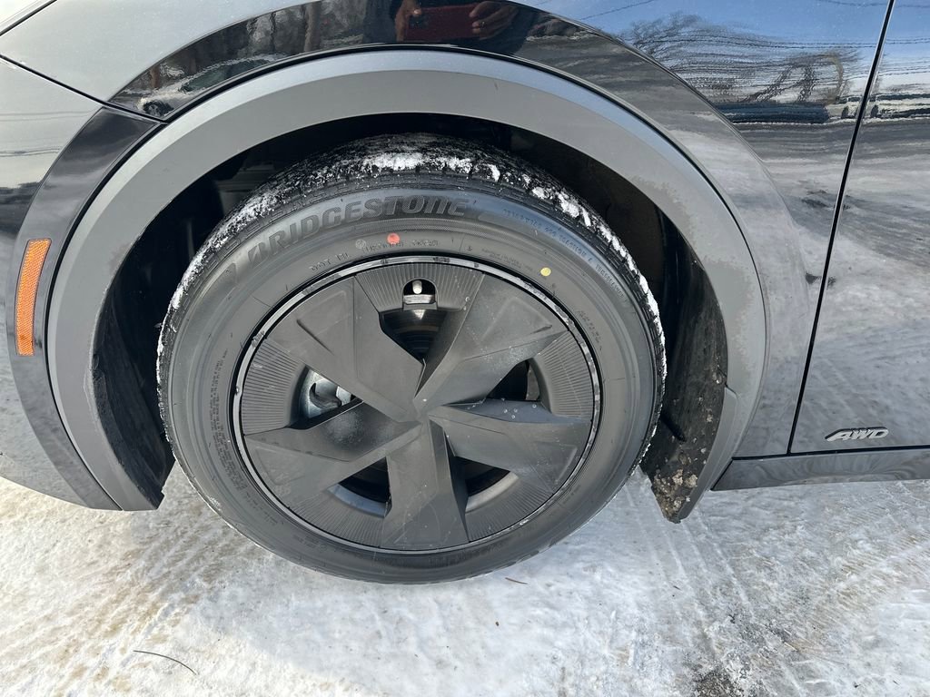 Used 2024 Toyota Prius LE image 2