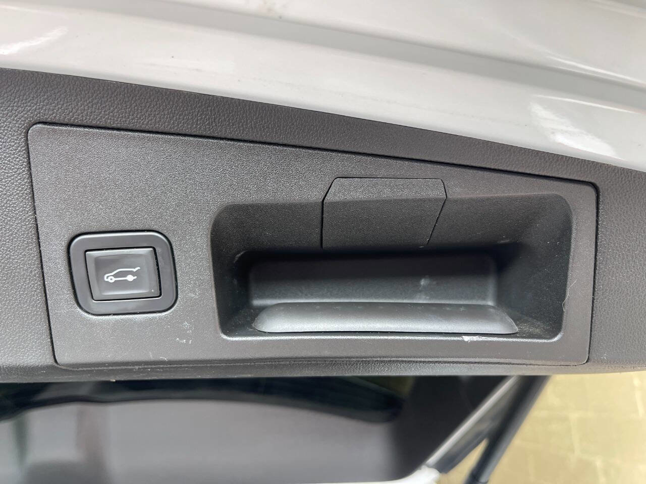 Used 2018 Cadillac XT5 Luxury w/ Driver Awareness Package image 18