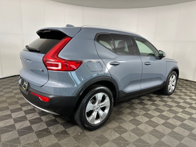 Used 2020 Volvo XC40 T5 Momentum image 3