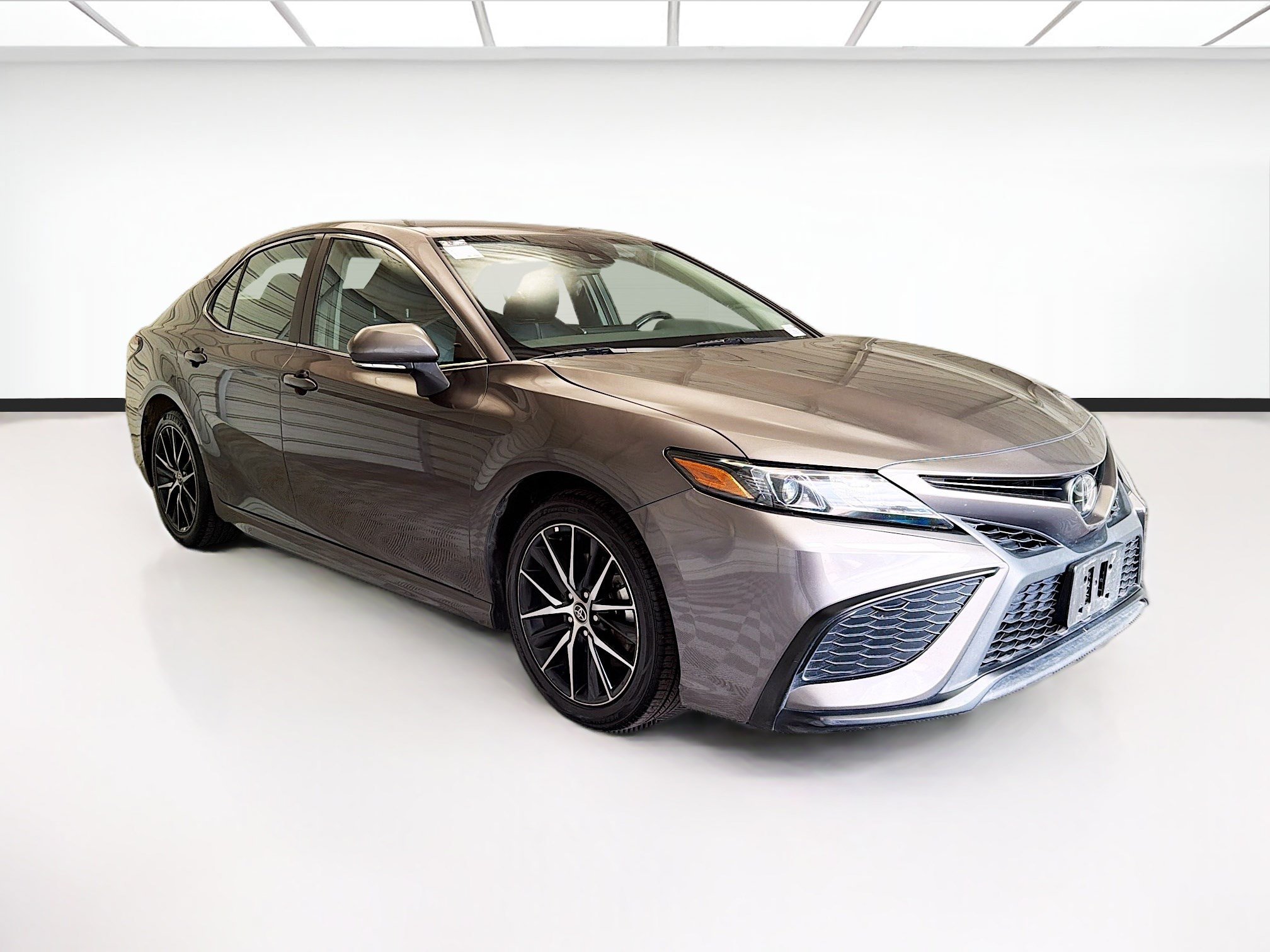 Used 2024 Toyota Camry SE FWD image 3