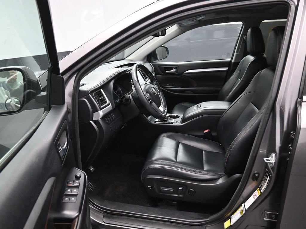 Used 2016 Toyota Highlander XLE image 2