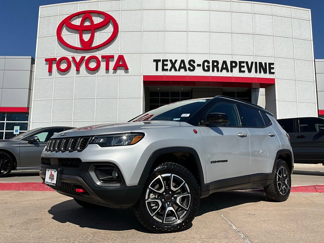 Used 2025 Jeep Compass Trailhawk image 2