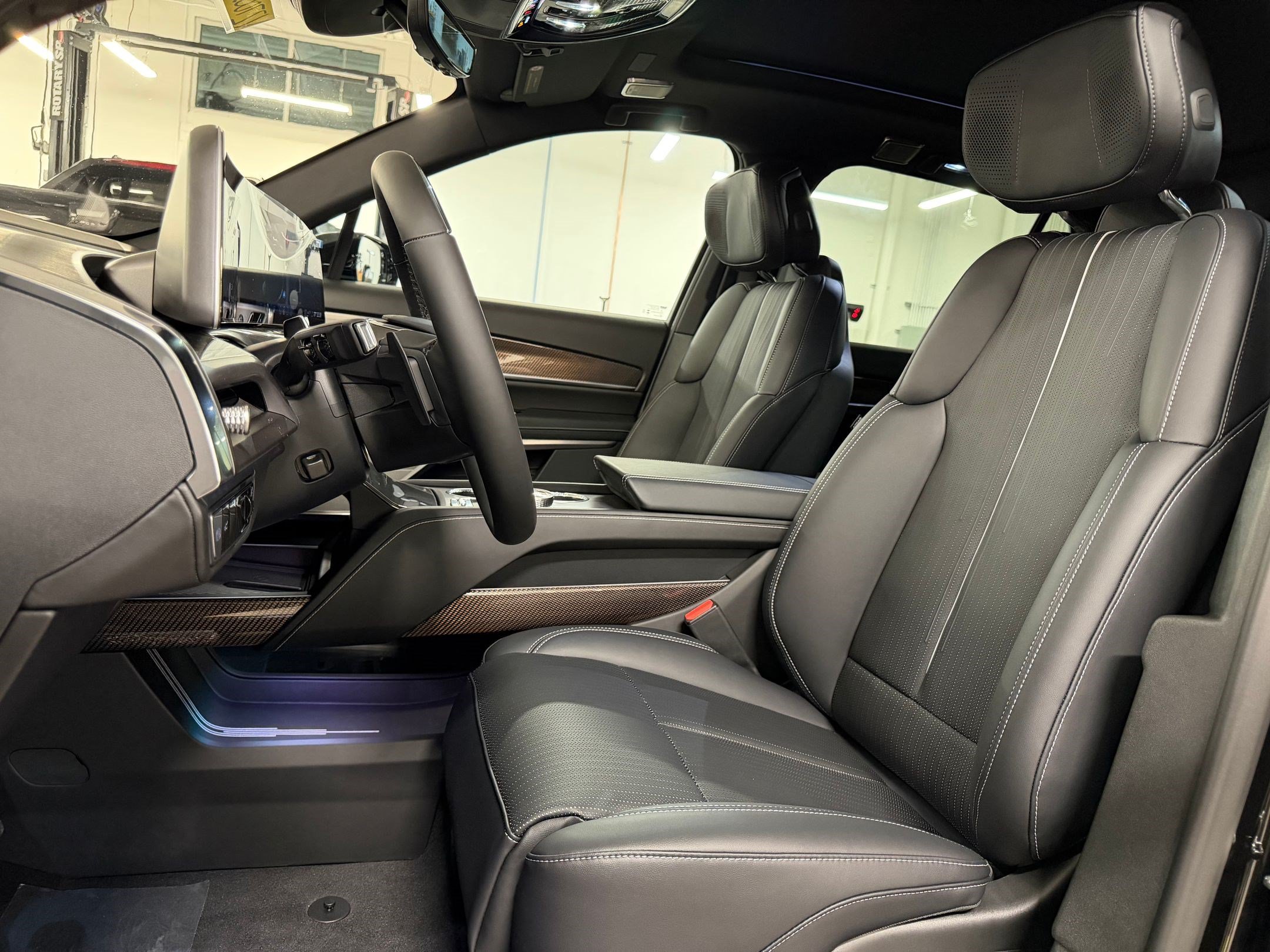 New 2027 Cadillac Vistiq Luxury AWD/4WD image 4