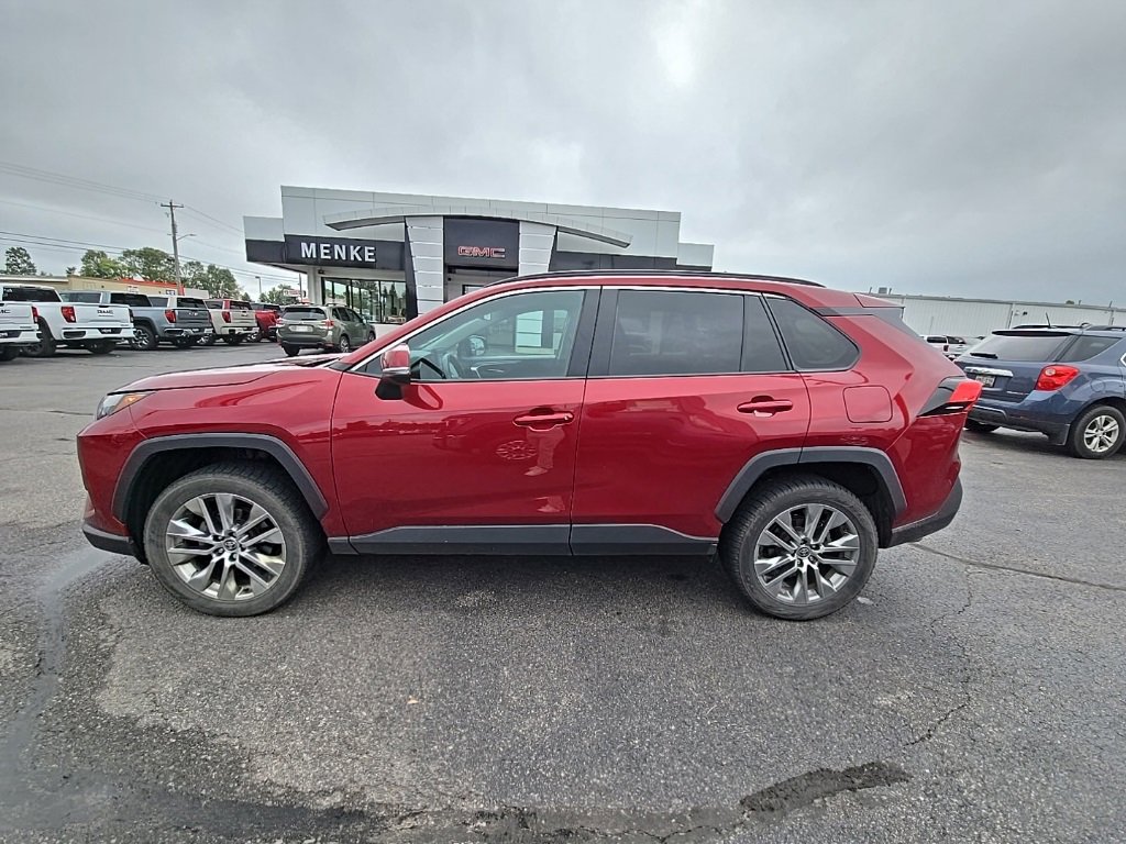 Used 2022 Toyota RAV4 XLE Premium image 2