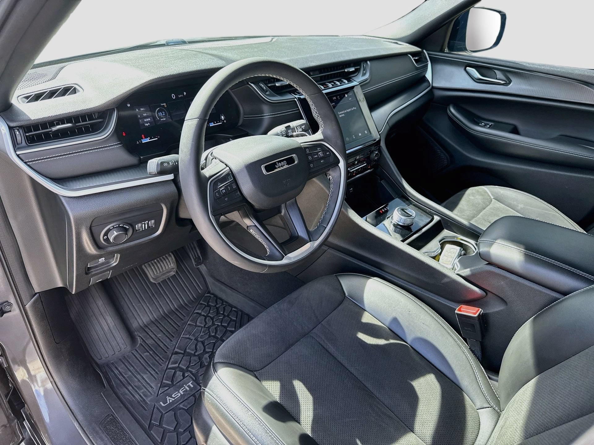 Used 2024 Jeep Grand Cherokee Altitude AWD/4WD image 26