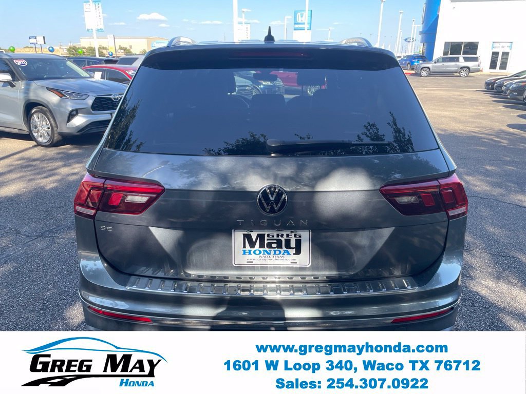 Used 2024 Volkswagen Tiguan SE w/ Panoramic Sunroof Package FWD image 4