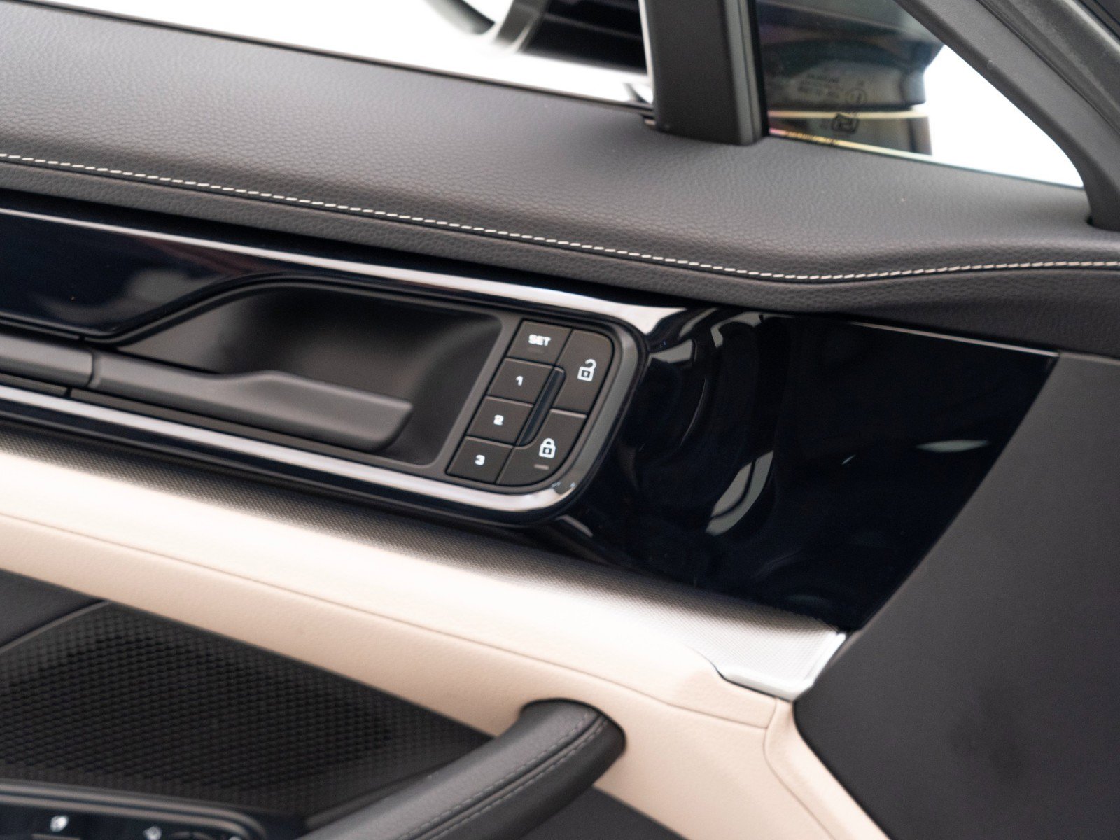 Used 2025 Porsche Panamera 4 image 25