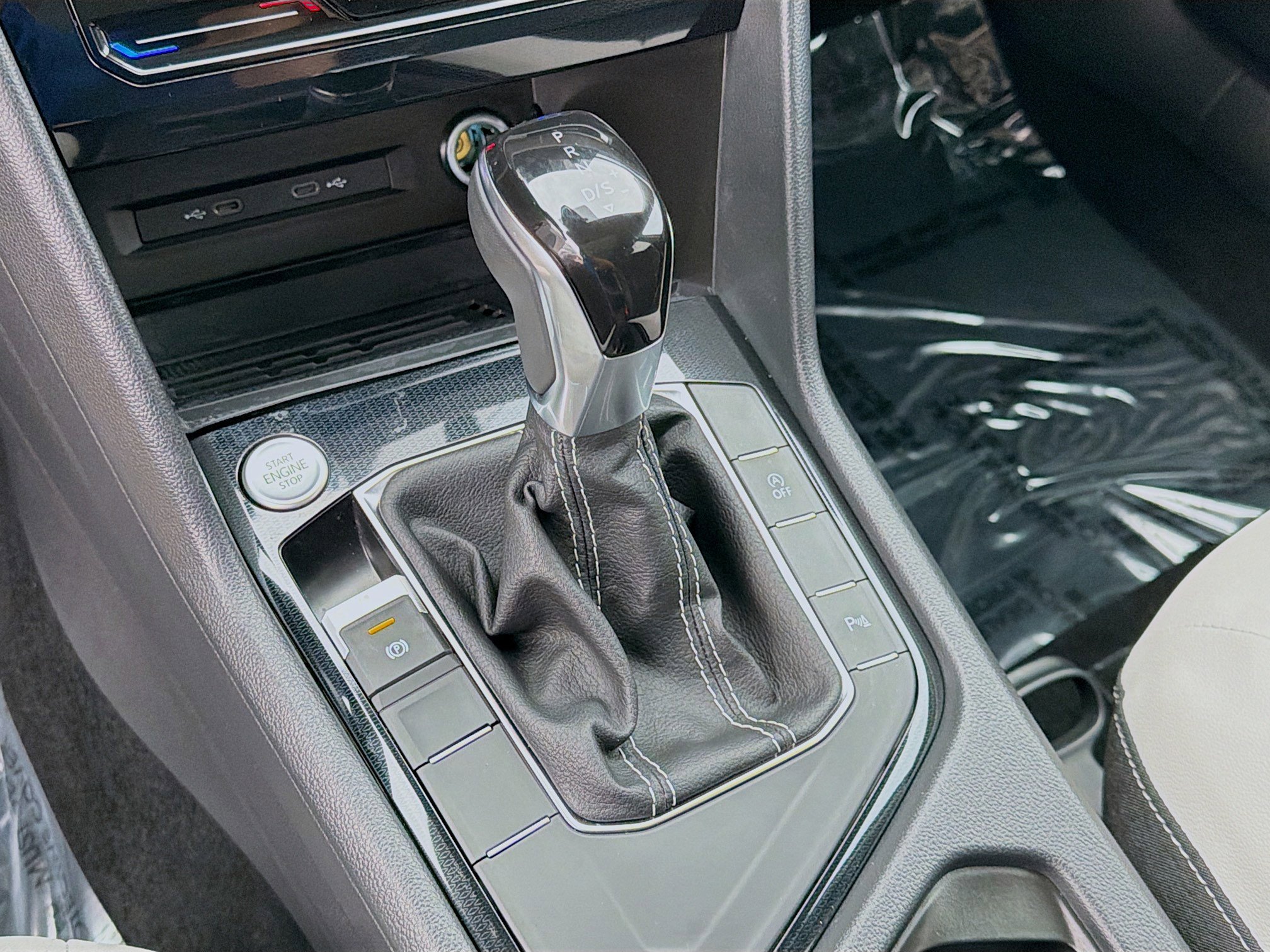 Certified 2025 Volkswagen Taos SE image 15