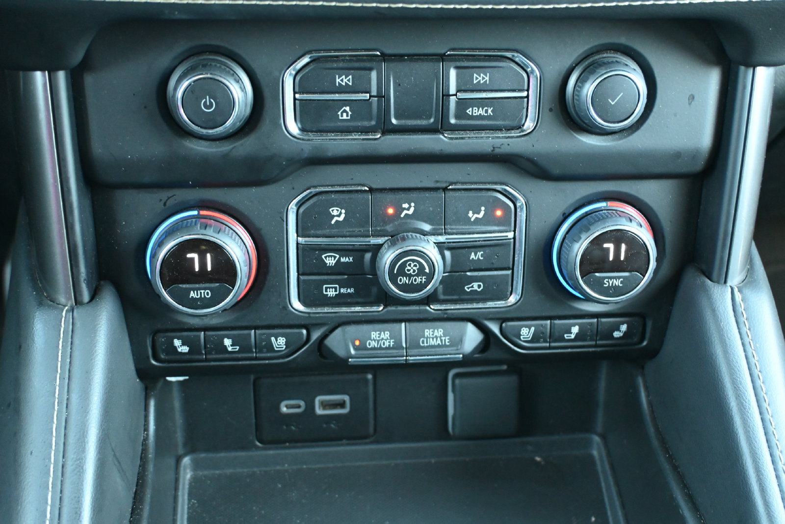 Used 2024 Chevrolet Suburban Premier AWD/4WD image 17