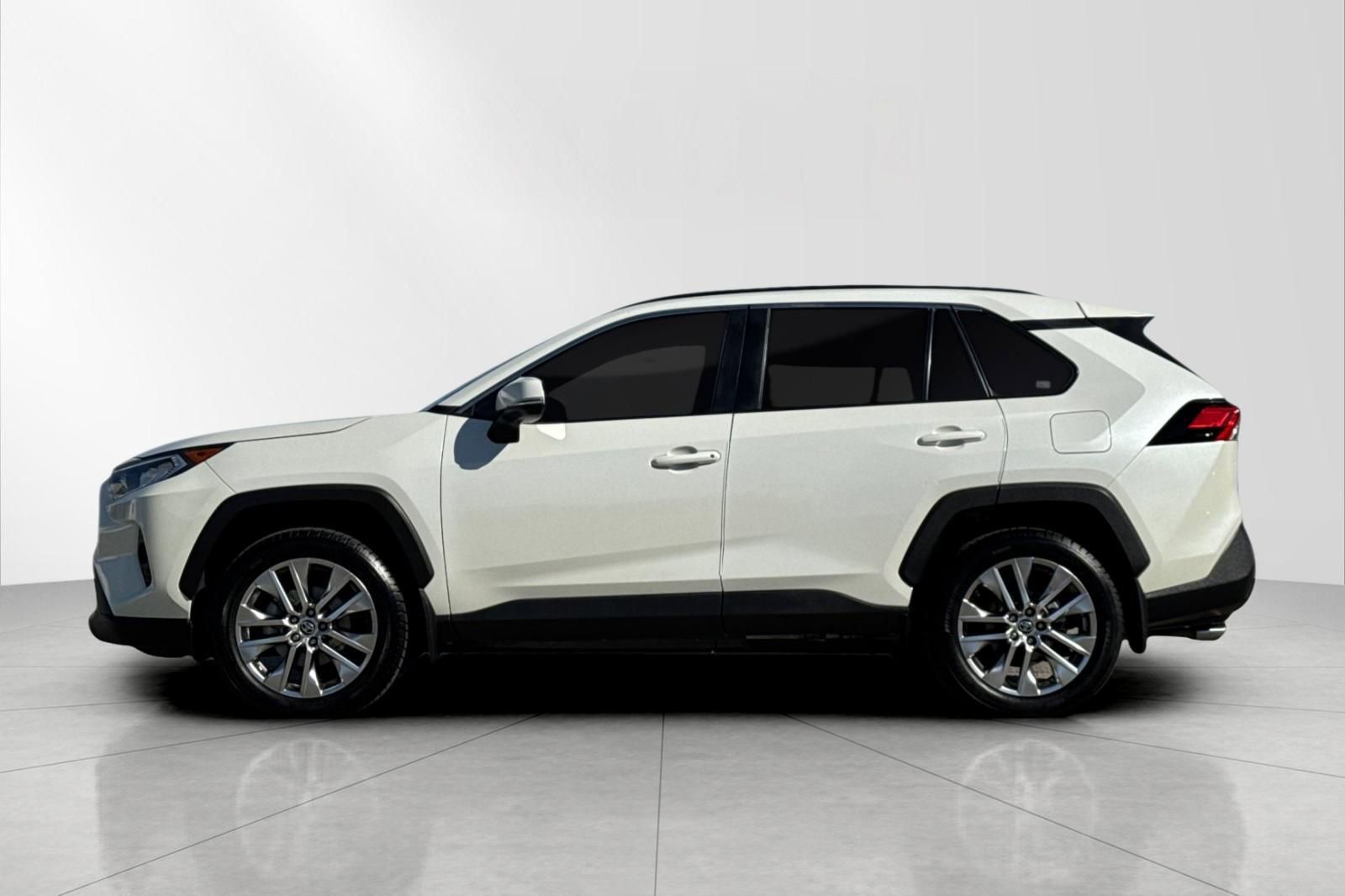 Used 2021 Toyota RAV4 XLE Premium image 7