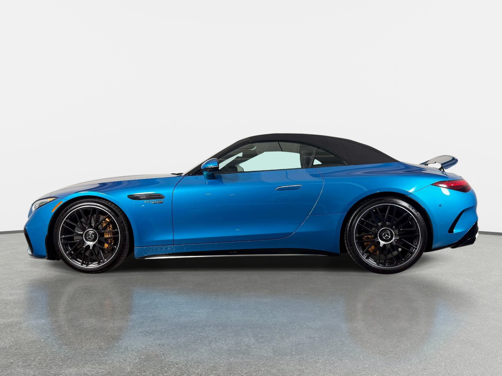 Used 2025 Mercedes-Benz SL 63 AMG 4MATIC w/ AMG Aerodynamics Package image 10