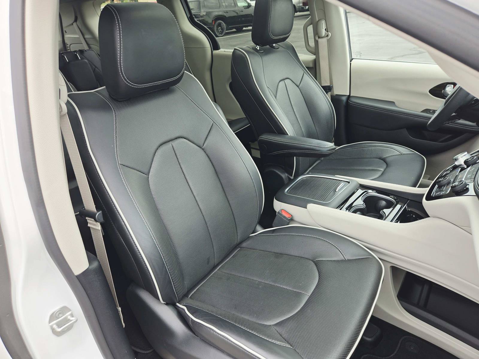 Used 2024 Chrysler Pacifica Limited FWD image 19