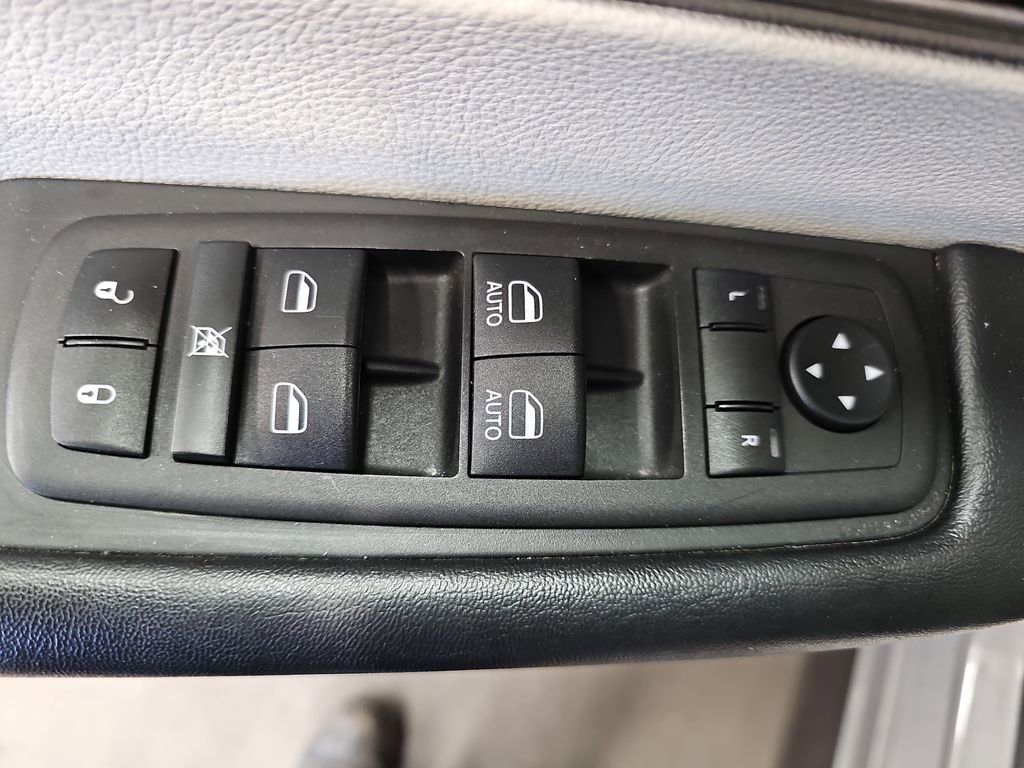 Used 2023 Chrysler Pacifica Touring-L FWD image 27
