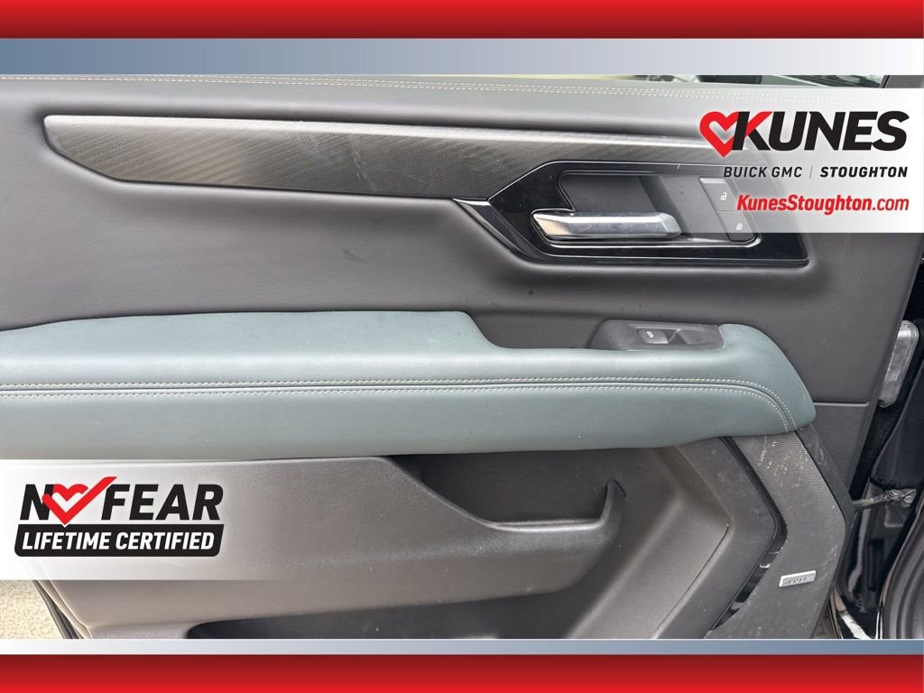 Used 2025 GMC Yukon XL AT4 image 33