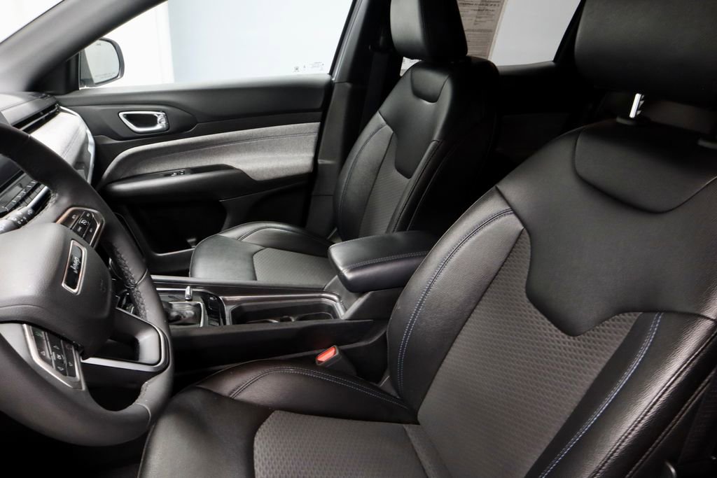 Used 2025 Jeep Compass Latitude image 24