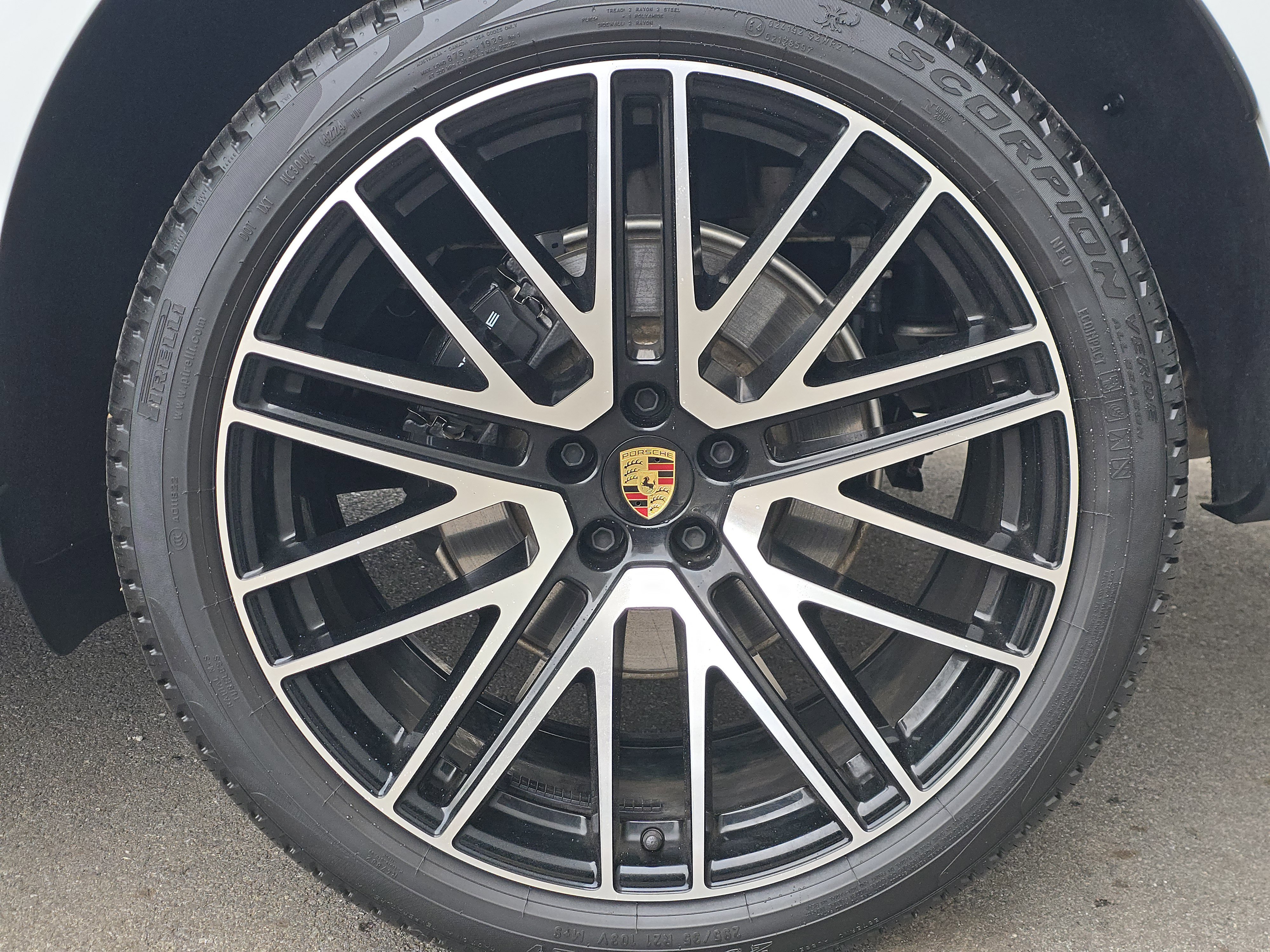 Certified 2025 Porsche Macan AWD/4WD image 27