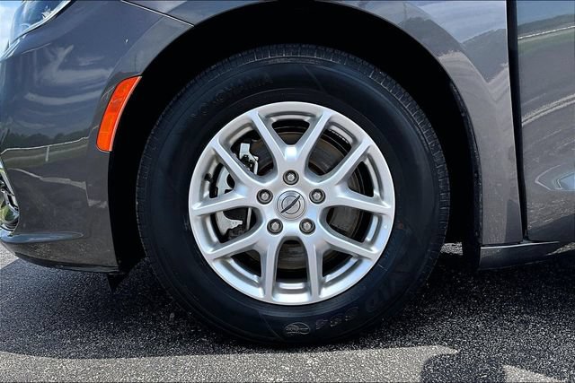 Used 2023 Chrysler Pacifica Touring-L FWD image 34