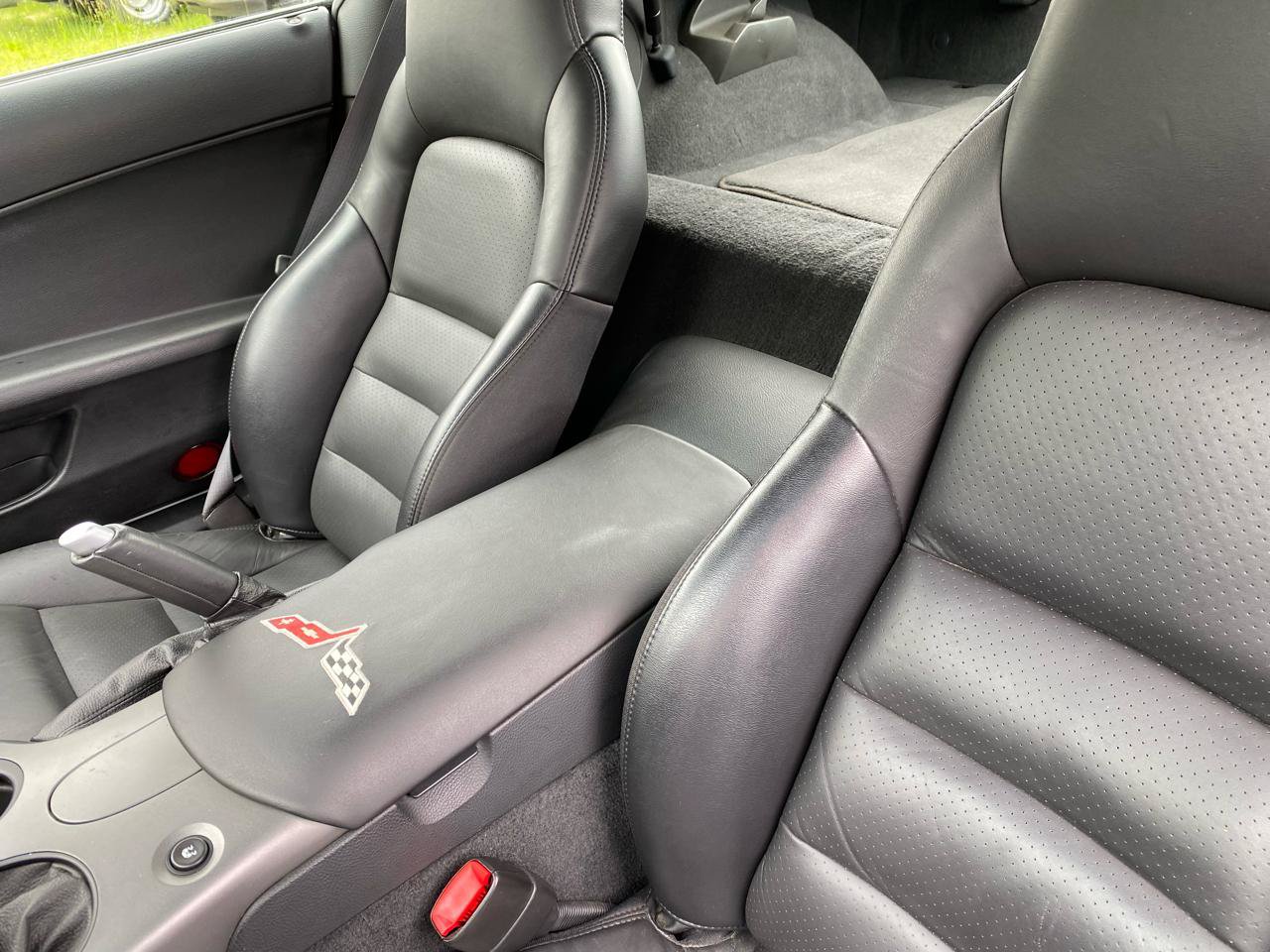 Used 2007 Chevrolet Corvette Coupe w/ Performance Package RWD image 26