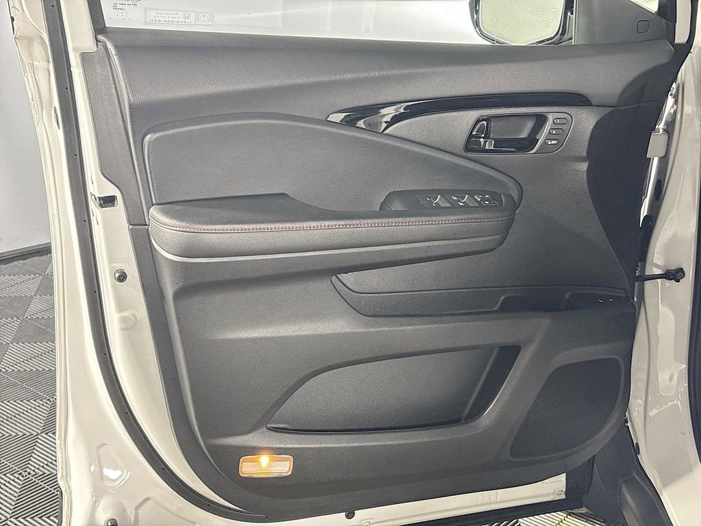 Certified 2024 Honda Passport Black Edition image 11