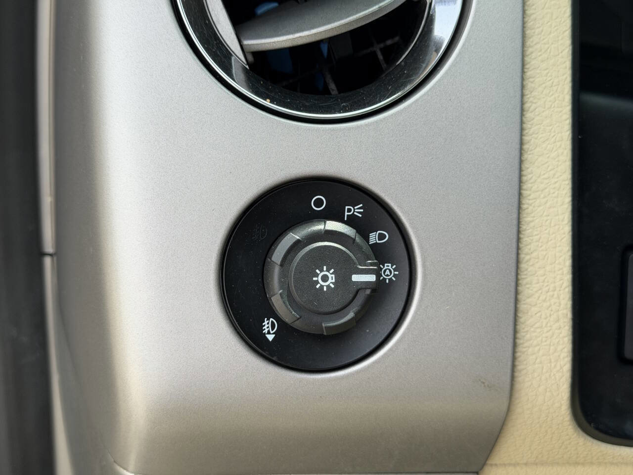 Used 2016 Ford Expedition XLT w/ Equipment Group 202A RWD image 23