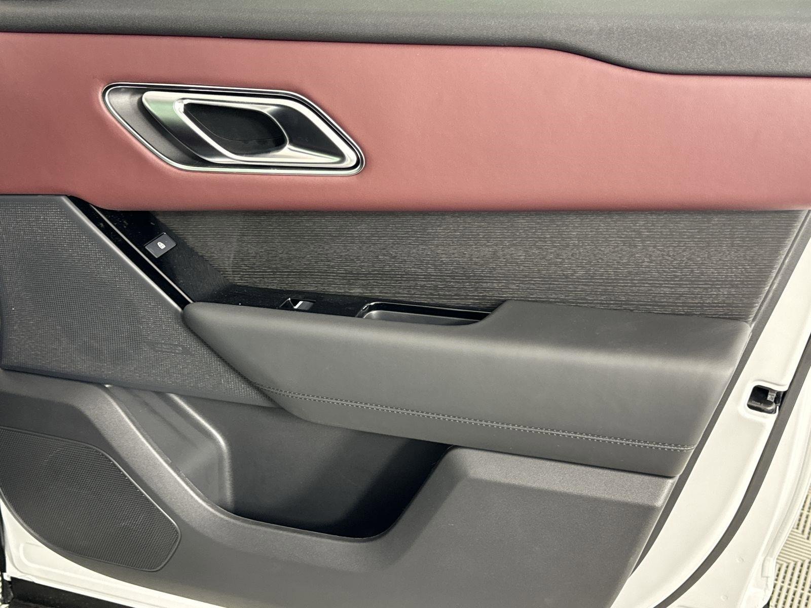 Certified 2025 Land Rover Range Rover Velar Dynamic HSE image 34