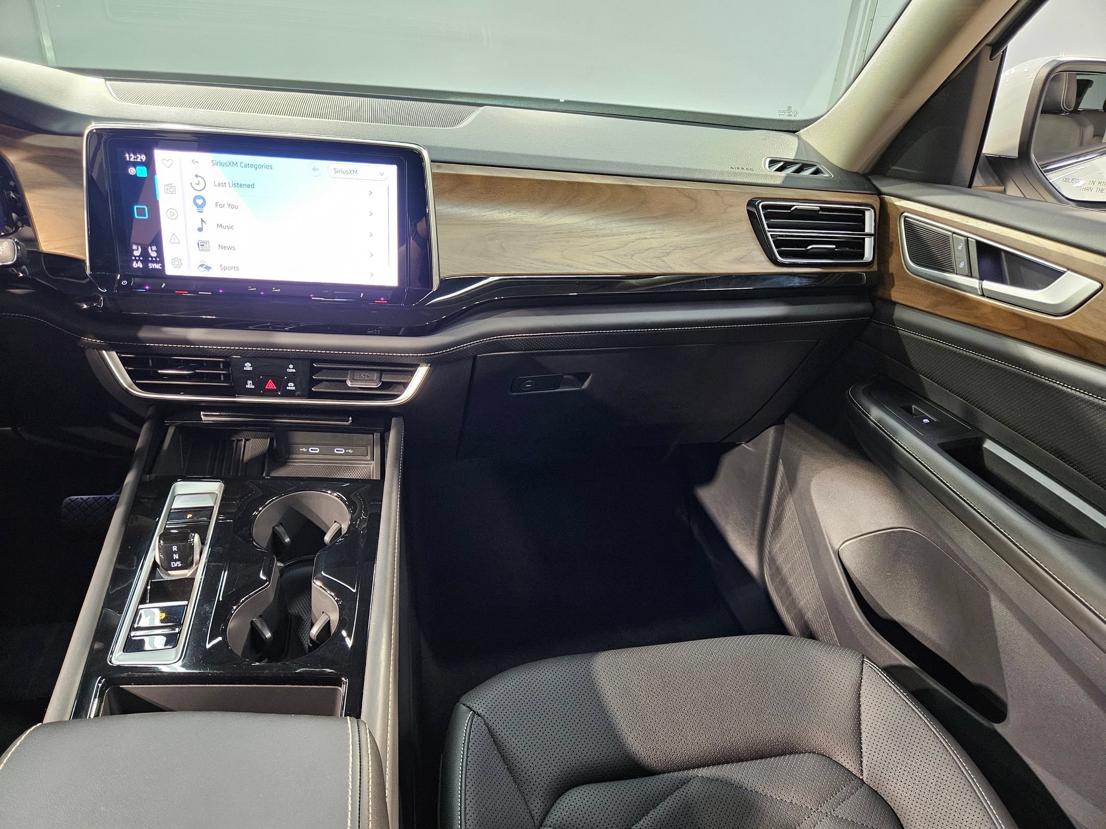 Used 2025 Volkswagen Atlas SE FWD image 11