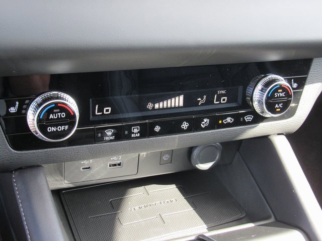 New 2025 Mitsubishi Outlander SE image 19