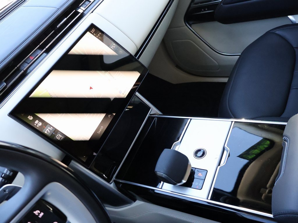 Used 2024 Land Rover Range Rover Long Wheelbase SE image 19