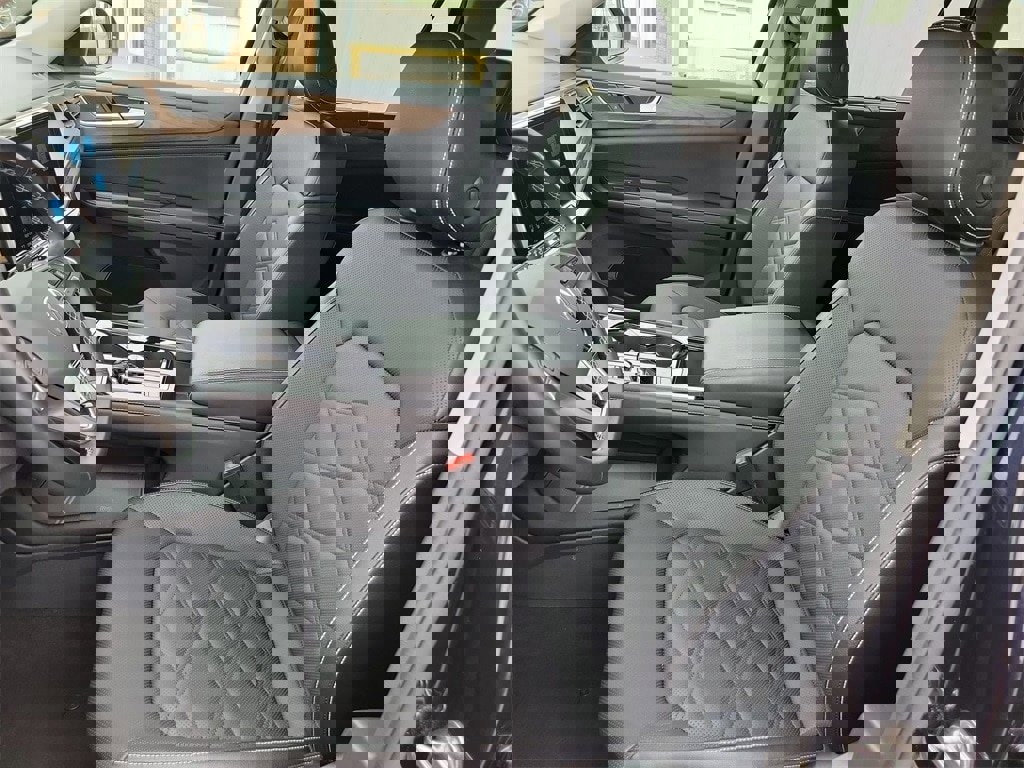 Used 2025 Volkswagen Atlas SE image 16