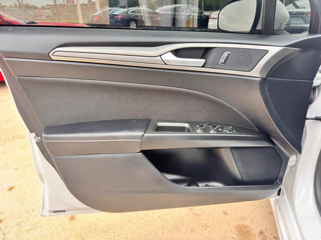 Used 2020 Ford Fusion SE FWD image 24