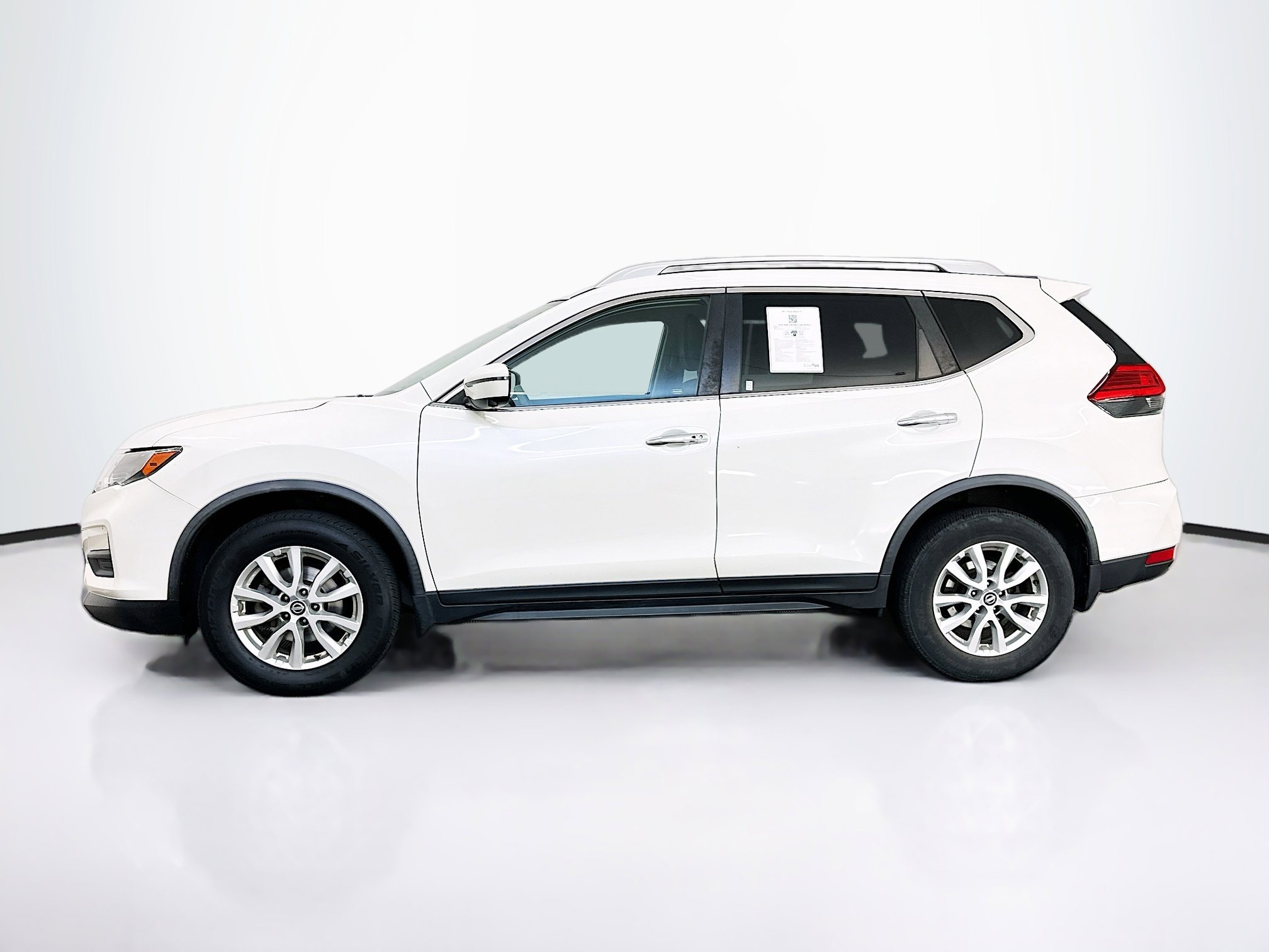 Used 2017 Nissan Rogue SV w/ SV Premium Package image 4