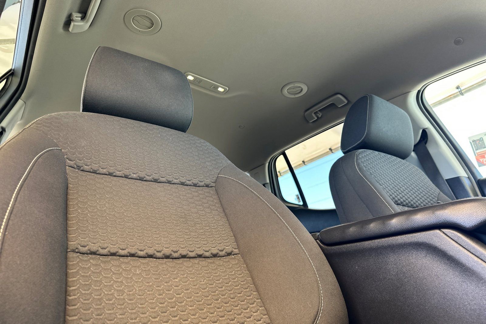 Used 2018 GMC Acadia SLE FWD image 17