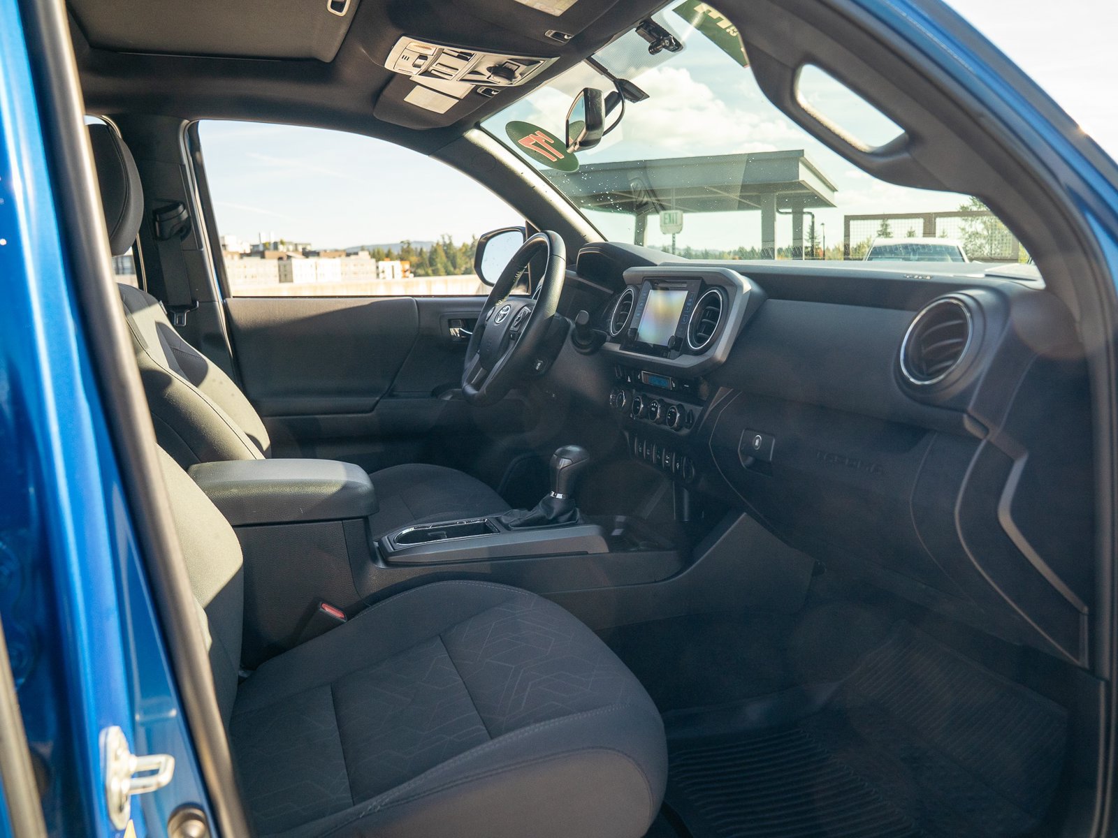Used 2017 Toyota Tacoma TRD Off-Road w/ Premium & Technology Package AWD/4WD image 27