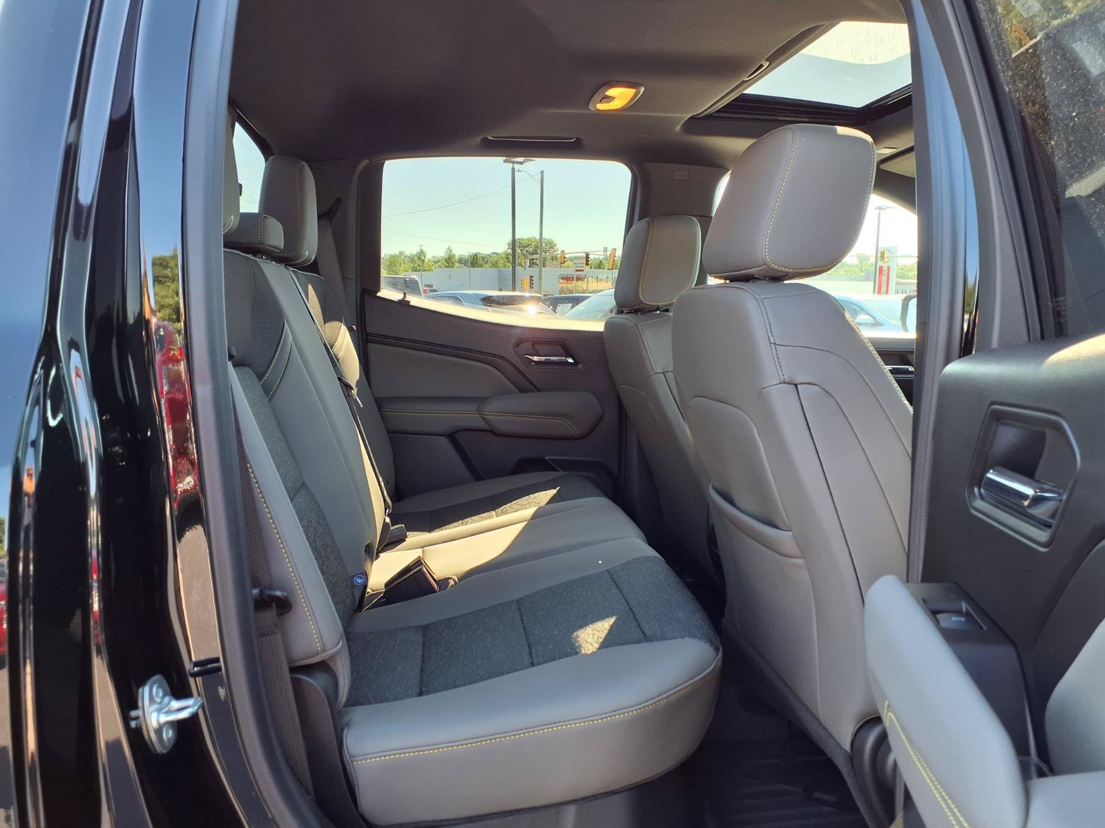 Used 2024 Chevrolet Colorado ZR2 w/ Technology Package AWD/4WD image 29