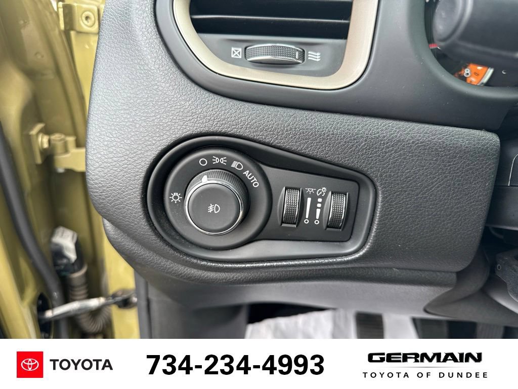 Used 2015 Jeep Renegade Latitude AWD/4WD image 15