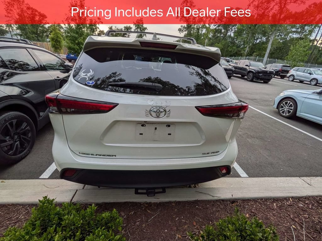 Used 2021 Toyota Highlander XLE AWD/4WD image 6